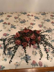 lot 1018 image: Artificial flower wall hanging