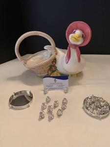 lot 1021 image: Ceramic duck and duckling place card holders