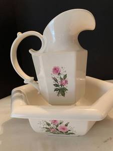 lot 1031 image: Haeger bowl and pitcher