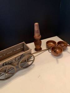 lot 1033 image: Wooden home decor