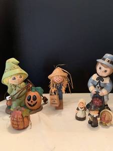 lot 1038 image: Halloween and Thanksgiving Decor