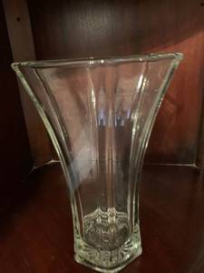 lot 1040 image: Hoosier glass vase