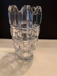 lot 1042 image: Heavy glass vase (has chip)