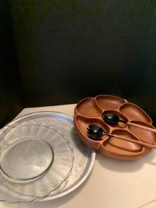 lot 1044 image: Assorted serving platters