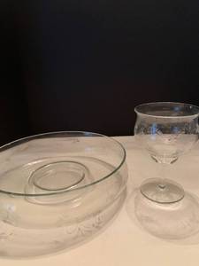 lot 1053 image: Glass bowl and glass with chips