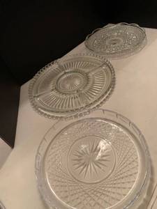 lot 1057 image: Glass serving plates