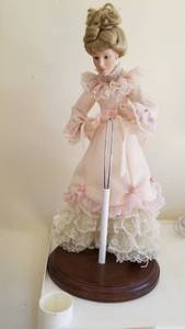 lot 1113 image: Franklin Heirloom porcelain doll on stand wbox 17 tall
