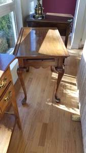 lot 1124 image: Side table with pull out 26 x 18 x 30