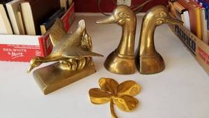 lot 1129 image: Brass duck book ends 7 x 4, brass mallard duck and 4 leadlf clover