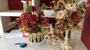 lot 1133 image: Metal tricycle floral decor and metal stand with floral decor 22 tall