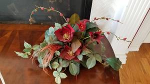 lot 1137 image: Ceramic base with floral arrangement 12 x 24