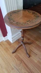 lot 1138 image: Round side table 21 x 15 dia