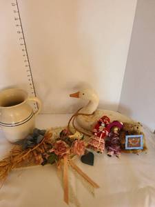 lot 1213 image: Home Decor