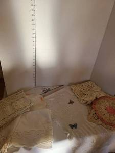 lot 1219 image: Various doilies and more
