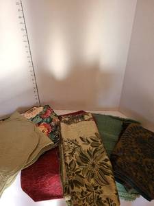 lot 1221 image: Place mats and table runners