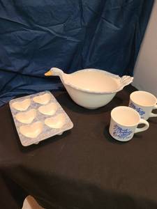 lot 1304 image: Ceramic duck bowl, muffin pan, mugs