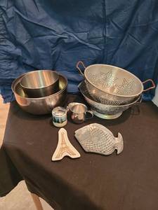 lot 1308 image: Stainless mixing bowls, spoon rest and more