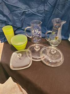 lot 1309 image: 2 glass pitchers, plastic bowls and cups, random glass lids