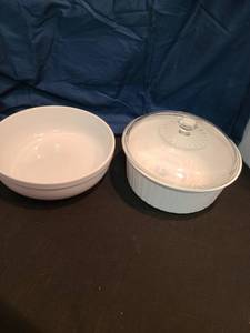 lot 1311 image: French white Corningware 2.5 liter casserole and serving bowl