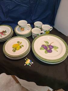 lot 1318 image: 20 pieces fruit delight Christopher Stuart dishes