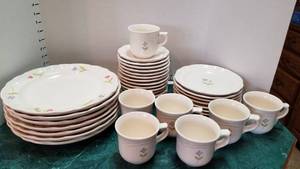 lot 1322 image: Pfaltzgraff dinner ware total of 34 pcs. (chip on 2 large plates)