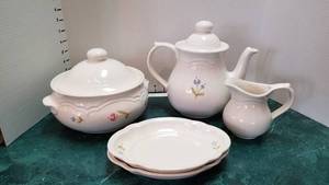 lot 1323 image: Pfaltzgraff soup tureen, tea pot, creamer and 2 small platters