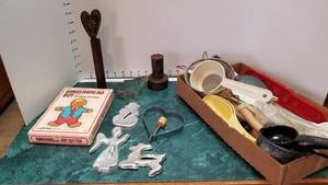 lot 1328 image: Cutter cutters, measuring cups and utensils