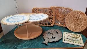 lot 1329 image: Ballonoff burner pads, trivets, hot pads and turntable