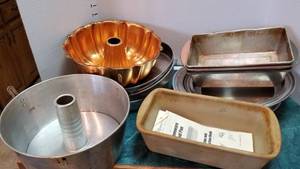 lot 1340 image: Pampered Chef stoneware loaf pan and other baking pans