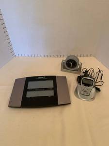 lot 1606 image: Weather alert radio, atomic clock and small desk clock