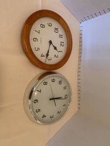 lot 1609 image: Two clocks