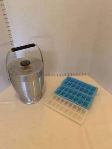 lot 1610 image: Ice bucket and ice trays