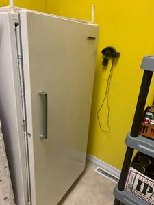 lot 1614 image: White Westinghouse upright freezer �needs cleaned�