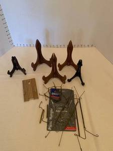 lot 1620 image: Easels and other picture hangers