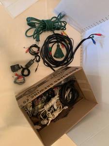 lot 1623 image: A box of cords and electrical items