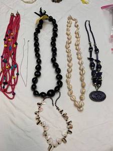 lot 1631 image: Jewelry