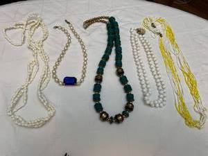 lot 1632 image: Jewelry