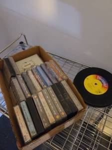 lot 2046 image: Cassettes and 45,s