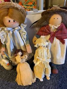 lot 2053 image: Assorted dolls