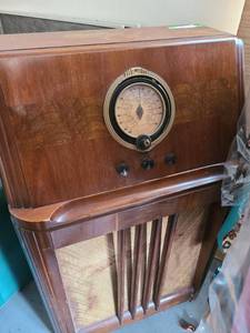 lot 3011 image: Antique radio. Philco 38-7 41 x 26 x 15
