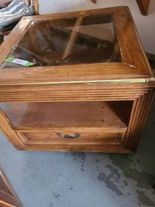 lot 3014 image: Thomasville square side table with glass top and drawer. 21 x 26 x 26. Needs to be refurbished