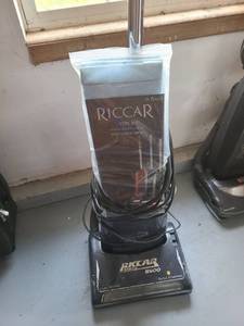 lot 3017 image: Riccar 8900 vacuum. Comes with extra vacuum bags