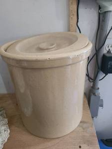 lot 3027 image: Crock with lid. Lid doesnt fit tightly