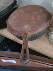 lot 3029 image: Cast iron skillet with lid. Doesnt seem to come apart