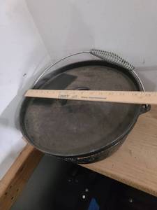 lot 3030 image: Cast iron Dutch oven with lid. Needs cleaned