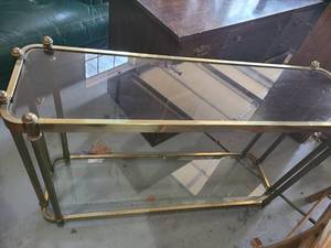 lot 3039 image: Brass and glass sofa table. 29 x 47 x 13
