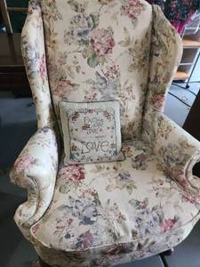 lot 3043 image: Broyhill floral chair