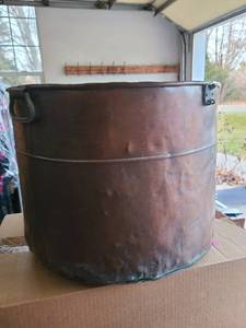 lot 3052 image: Copper pot. 14 x 18