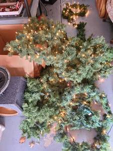 lot 3070 image: Lighted up garland. Approximately 20 to 25ft.