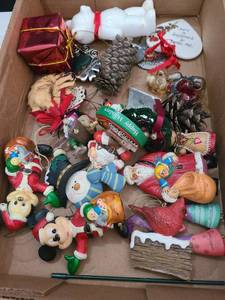 lot 3076 image: Christmas ornaments